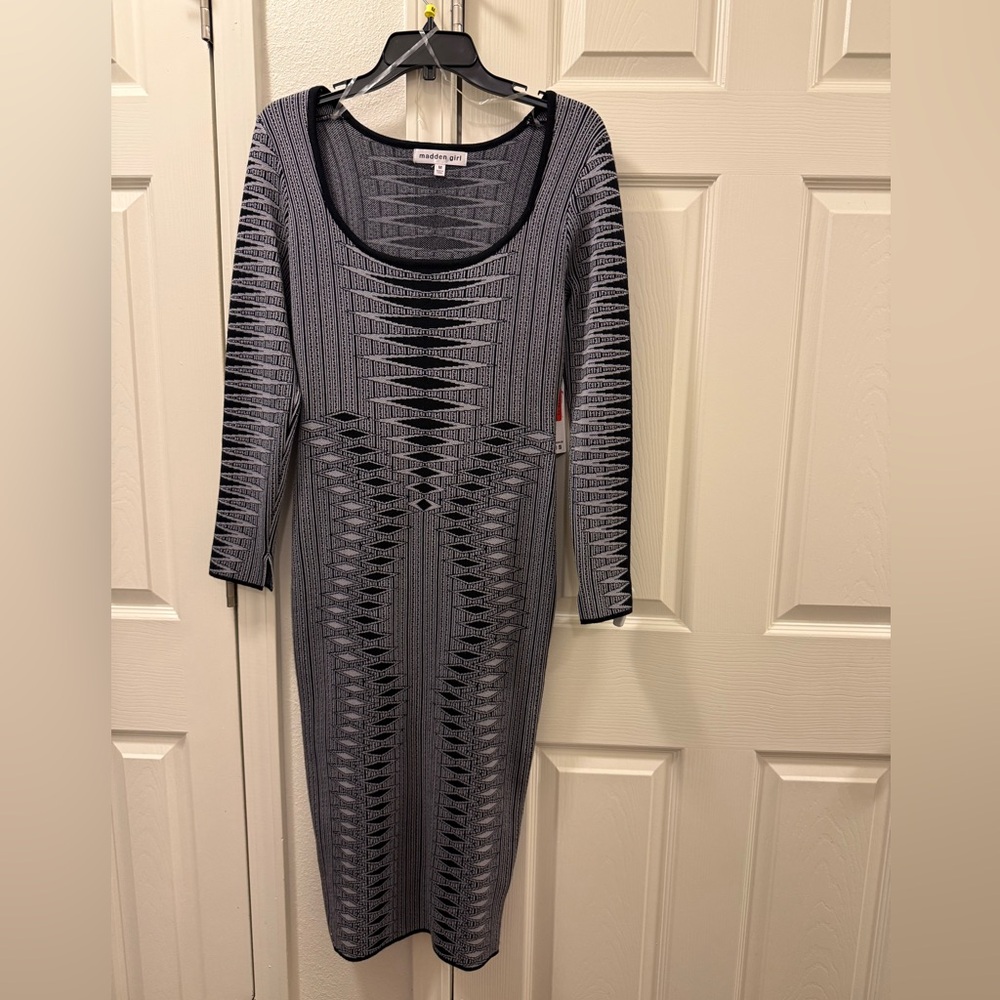 Madden Girl Black and White Geometric Long Sleeve Dress